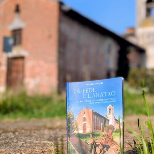 la copertina del libro e la chiesa da cui è stata tratta